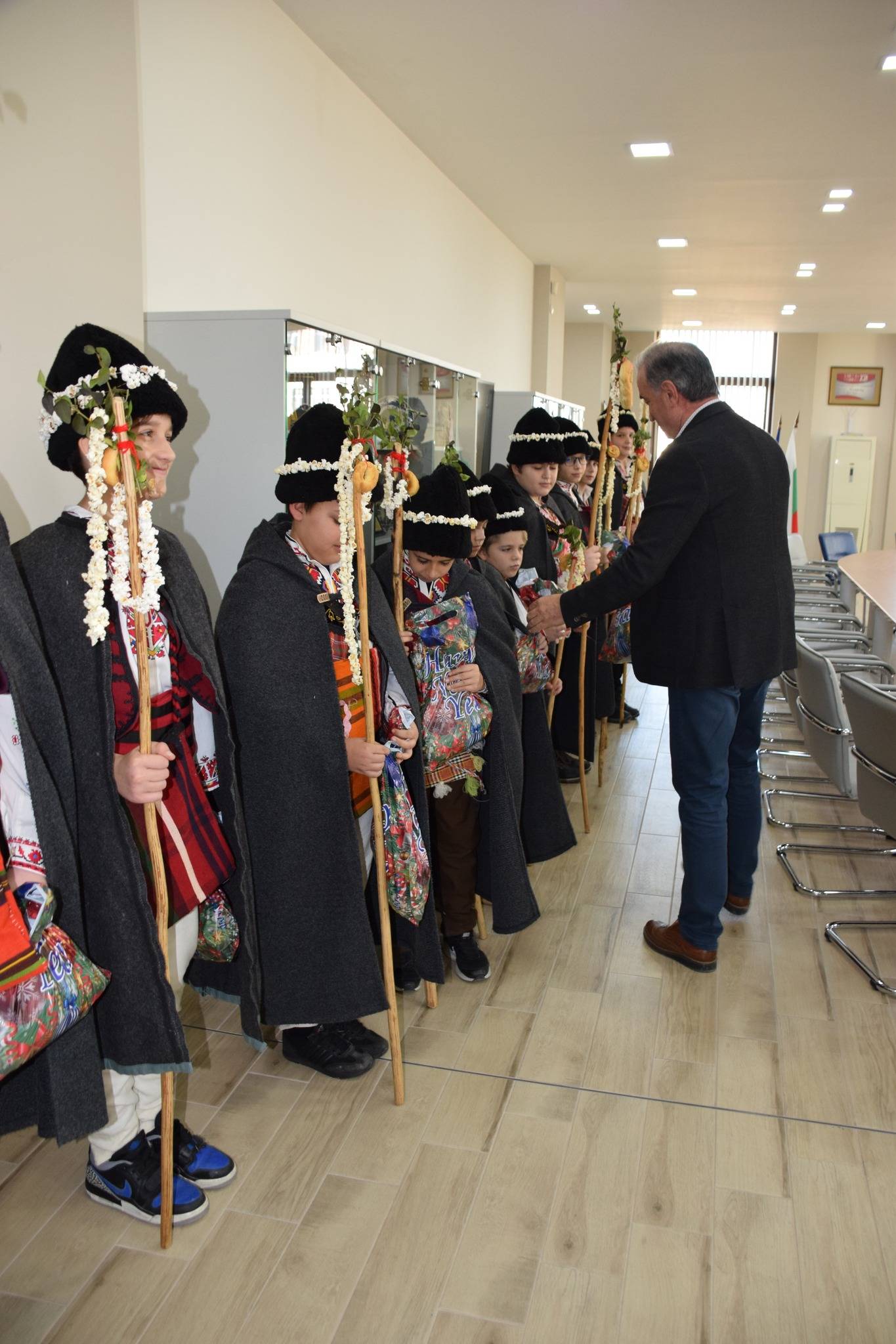Коледари поздравиха кмета на Асеновград д-р Грудев и жителите на целия град